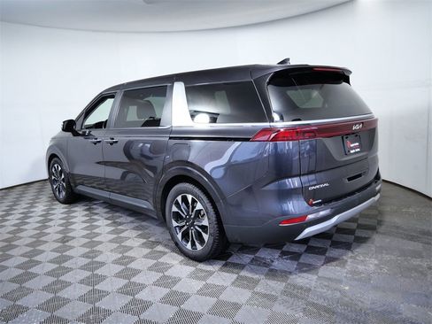 Used 2024 Kia Carnival EX image 6
