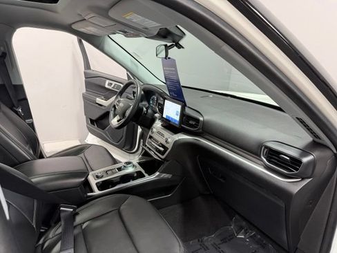 Used 2022 Ford Explorer XLT w/ Equipment Group 202A AWD/4WD image 27