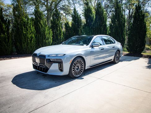 Used 2026 BMW 760i xDrive w/ Executive Package AWD/4WD image 5