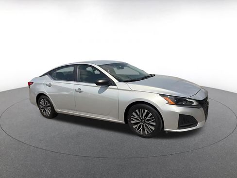 Used 2024 Nissan Altima 2.5 SV FWD image 2