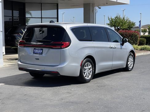 Used 2023 Chrysler Pacifica Touring-L FWD image 11