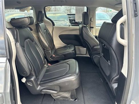 Certified 2023 Chrysler Pacifica Touring-L image 10