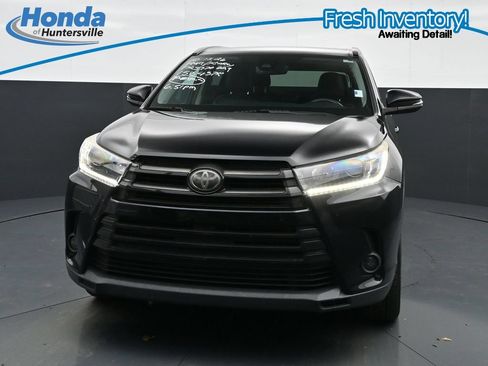 Used 2019 Toyota Highlander SE w/ Nightshade Edition AWD/4WD image 3
