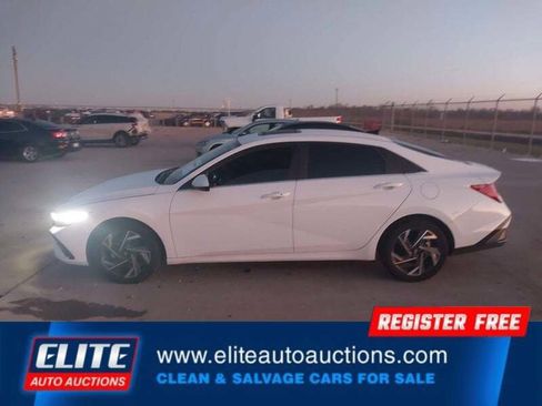 Used 2025 Hyundai Elantra SEL image 28