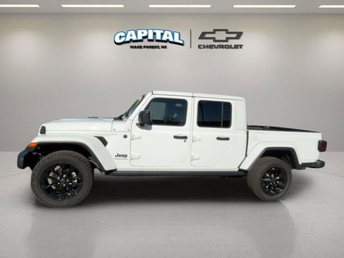 Used 2025 Jeep Gladiator Nighthawk image 2