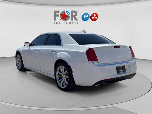 Used 2018 Chrysler 300 Limited RWD image 3