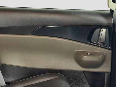 Used 2025 Kia Carnival FWD image 30