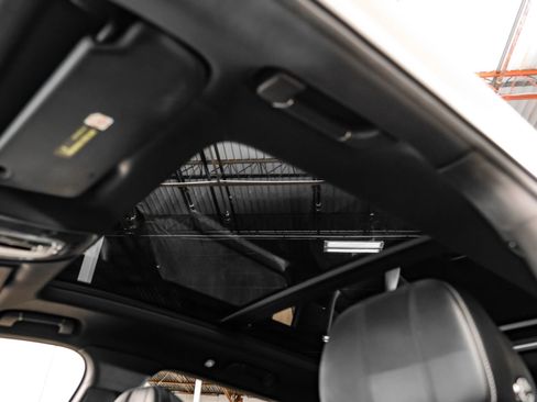 Used 2019 Bentley Bentayga AWD/4WD image 37