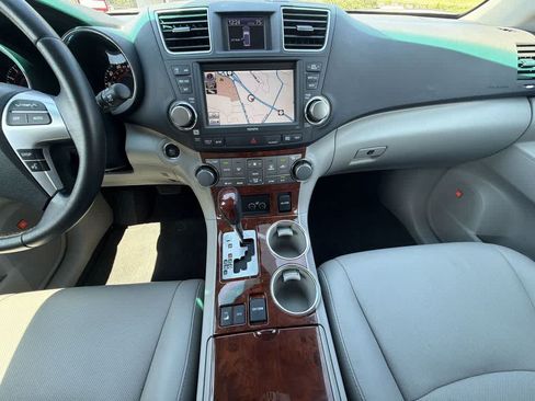 Used 2011 Toyota Highlander Limited w/ Tow Pkg AWD/4WD image 24