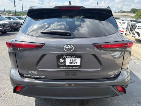 Used 2024 Toyota Highlander LE FWD image 7