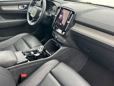 Used 2025 Volvo XC40 B5 Plus image 16
