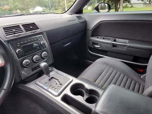 Used 2014 Dodge Challenger SXT image 14
