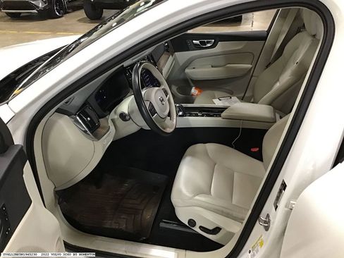 Used 2022 Volvo XC60 B5 Momentum image 13