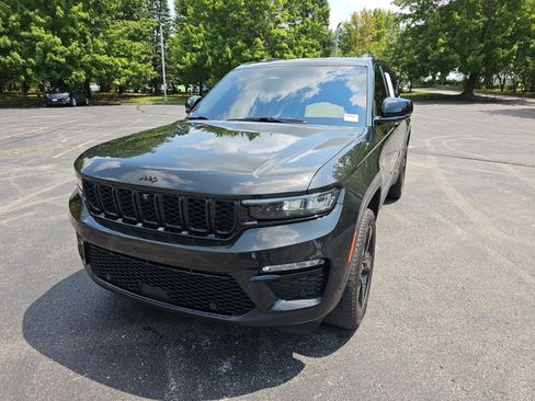 Used 2023 Jeep Grand Cherokee Limited w/ Luxury Tech Group II AWD/4WD image 2