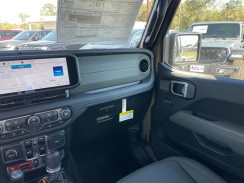 New 2025 Jeep Gladiator Mojave w/ Convenience Group image 28