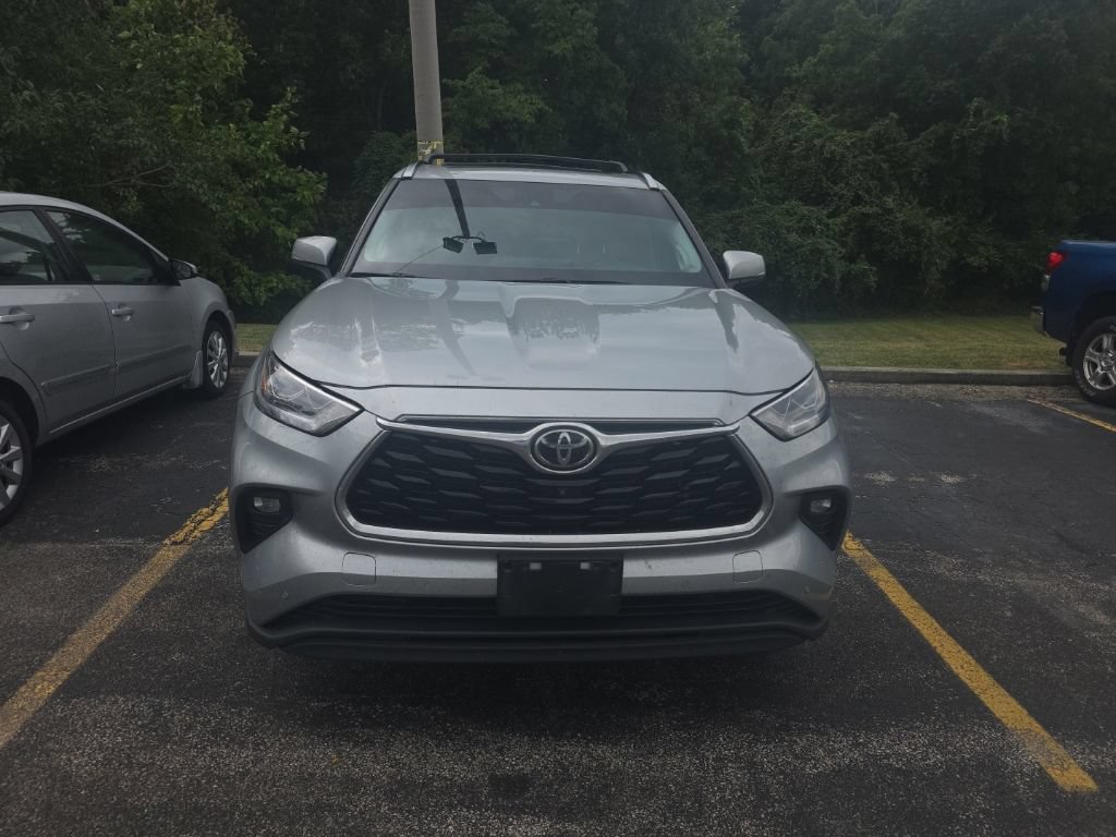 Used 2021 Toyota Highlander Limited AWD/4WD image 2