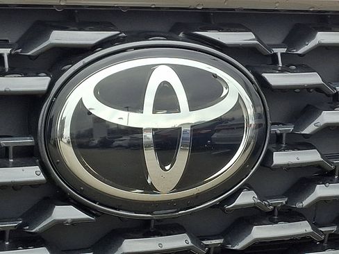 Certified 2022 Toyota Corolla Cross XLE w/ Convenience Package image 30