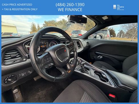 Used 2015 Dodge Challenger SXT image 14