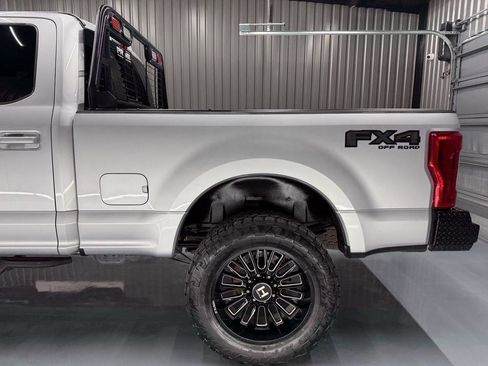 Used 2017 Ford F250 Lariat w/ Lariat Value Package AWD/4WD image 5