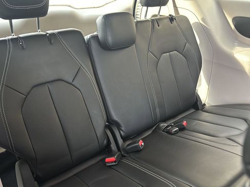 Used 2024 Chrysler Pacifica Touring-L image 26