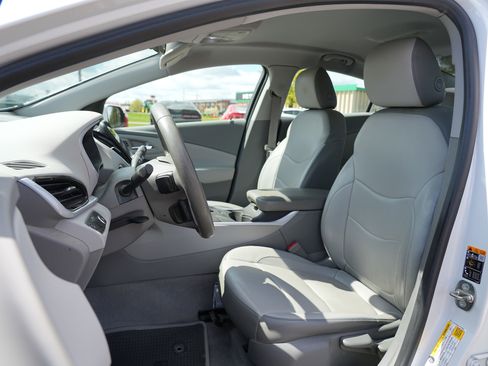 Used 2017 Chevrolet Volt LT w/ Comfort Package FWD image 12