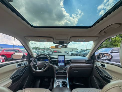Used 2020 Ford Explorer Platinum AWD/4WD image 2