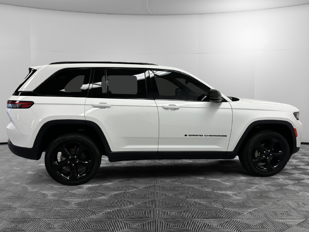 Used 2023 Jeep Grand Cherokee Altitude AWD/4WD image 7