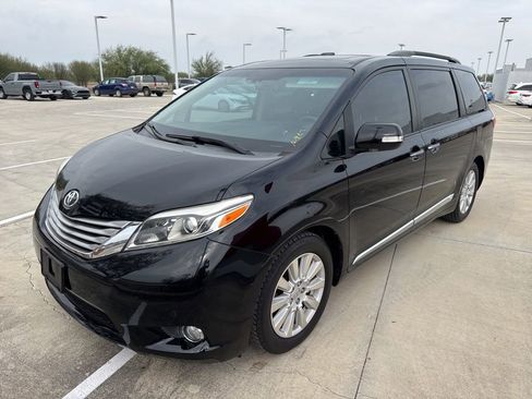 Used 2017 Toyota Sienna Limited Premium image 7