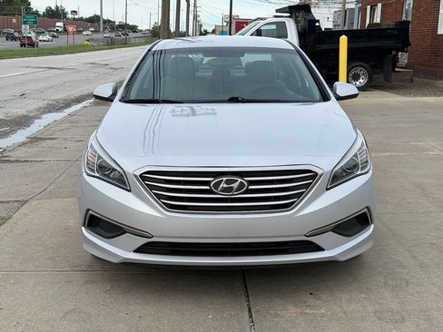 Used 2017 Hyundai Sonata SE FWD image 2