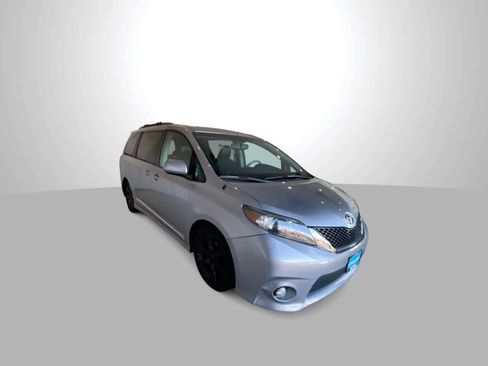 Used 2012 Toyota Sienna SE image 2
