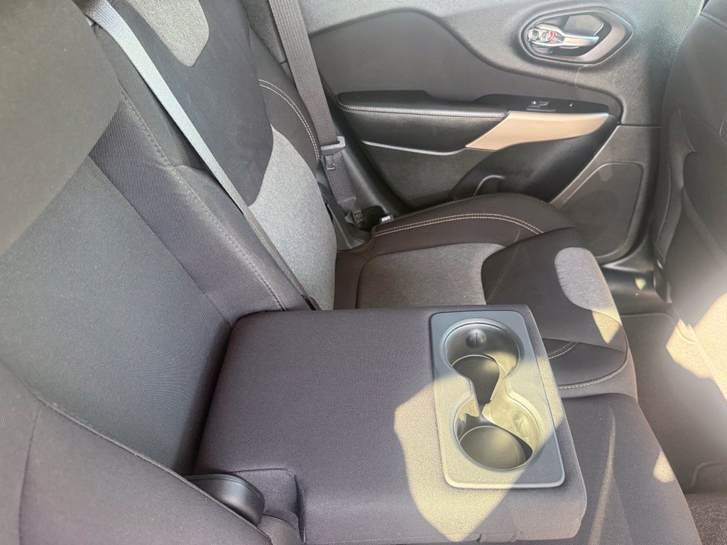 Used 2018 Jeep Cherokee Latitude w/ Safety Group AWD/4WD image 48