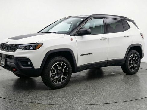 Used 2025 Jeep Compass Trailhawk AWD/4WD image 3