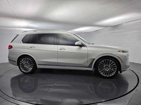 Used 2025 BMW X7 xDrive40i w/ Premium Package AWD/4WD image 3