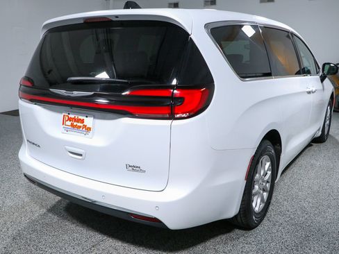 Used 2024 Chrysler Pacifica Touring-L FWD image 7