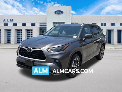 Used 2022 Toyota Highlander XLE FWD image 1