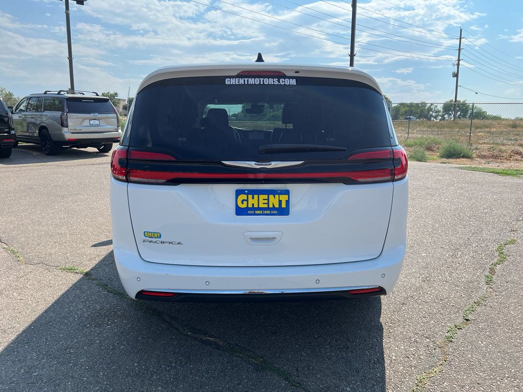 Used 2023 Chrysler Pacifica Touring-L FWD image 18