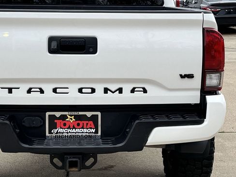 Used 2022 Toyota Tacoma SR5 w/ Technology Package image 6