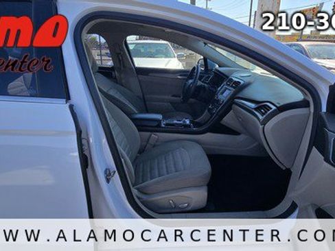 Used 2017 Ford Fusion SE image 15