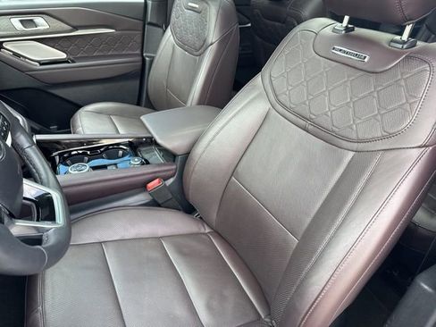 Used 2025 Ford Explorer Platinum w/ LUX Leather Package AWD/4WD image 18