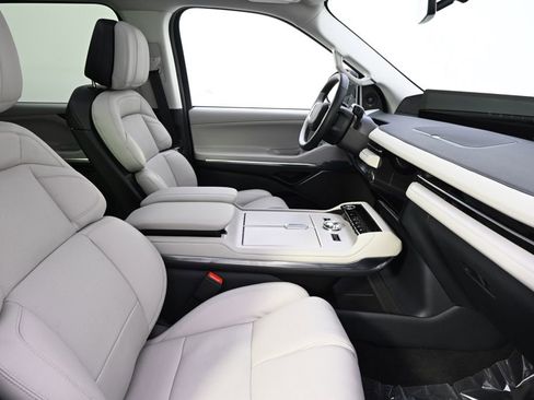 New 2026 Lincoln Navigator Reserve w/ Jet Appearance Package image 16