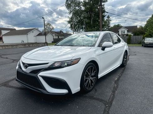 Used 2023 Toyota Camry SE FWD image 3