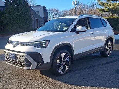 Certified 2025 Volkswagen Taos SE w/ Panoramic Sunroof Package image 5