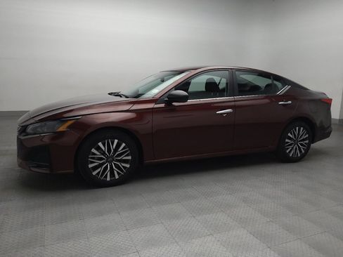 Used 2025 Nissan Altima 2.5 SV FWD image 2