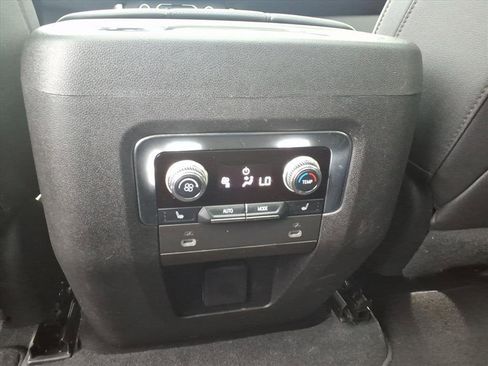 Used 2022 GMC Yukon SLT w/ SLT Premium Package image 12