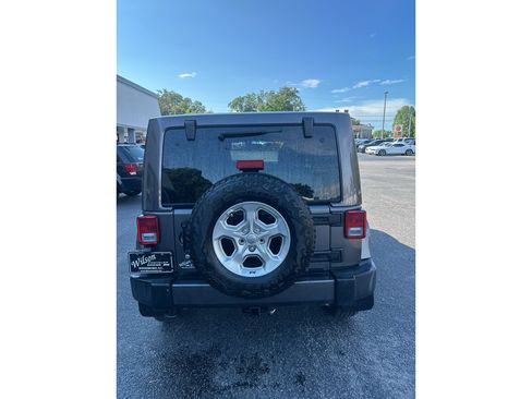 Used 2017 Jeep Wrangler Unlimited Sahara w/ Dual Top Group AWD/4WD image 6