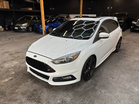 Used 2018 Ford Focus ST w/ Equipment Group 402A FWD image 4