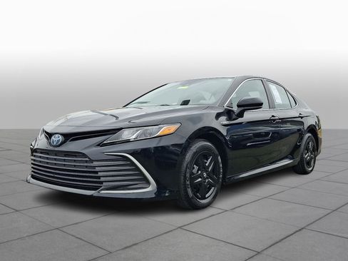 Used 2021 Toyota Camry LE image 3