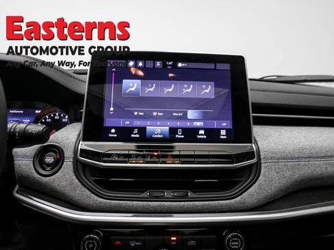 Used 2022 Jeep Compass Latitude w/ Sun and Sound Group AWD/4WD image 12