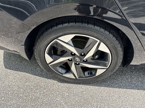 Certified 2023 Hyundai Elantra Limited FWD image 17