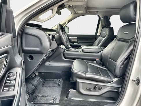 Used 2025 Ford Expedition Max Platinum AWD/4WD image 2